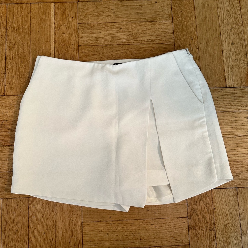 ✨NWT✨ Express White Skort